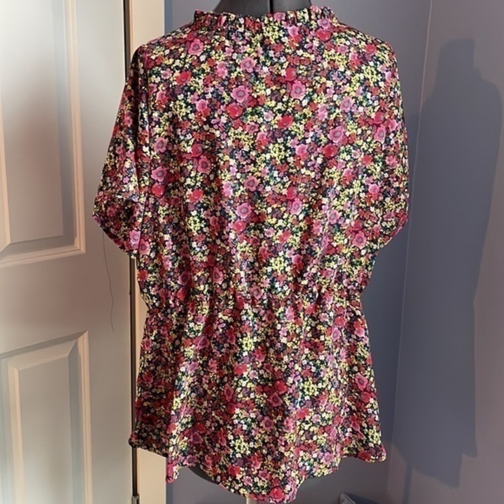 Bobeau top size 1X floral hundred percent polyester blouse - Picture 4 of 7